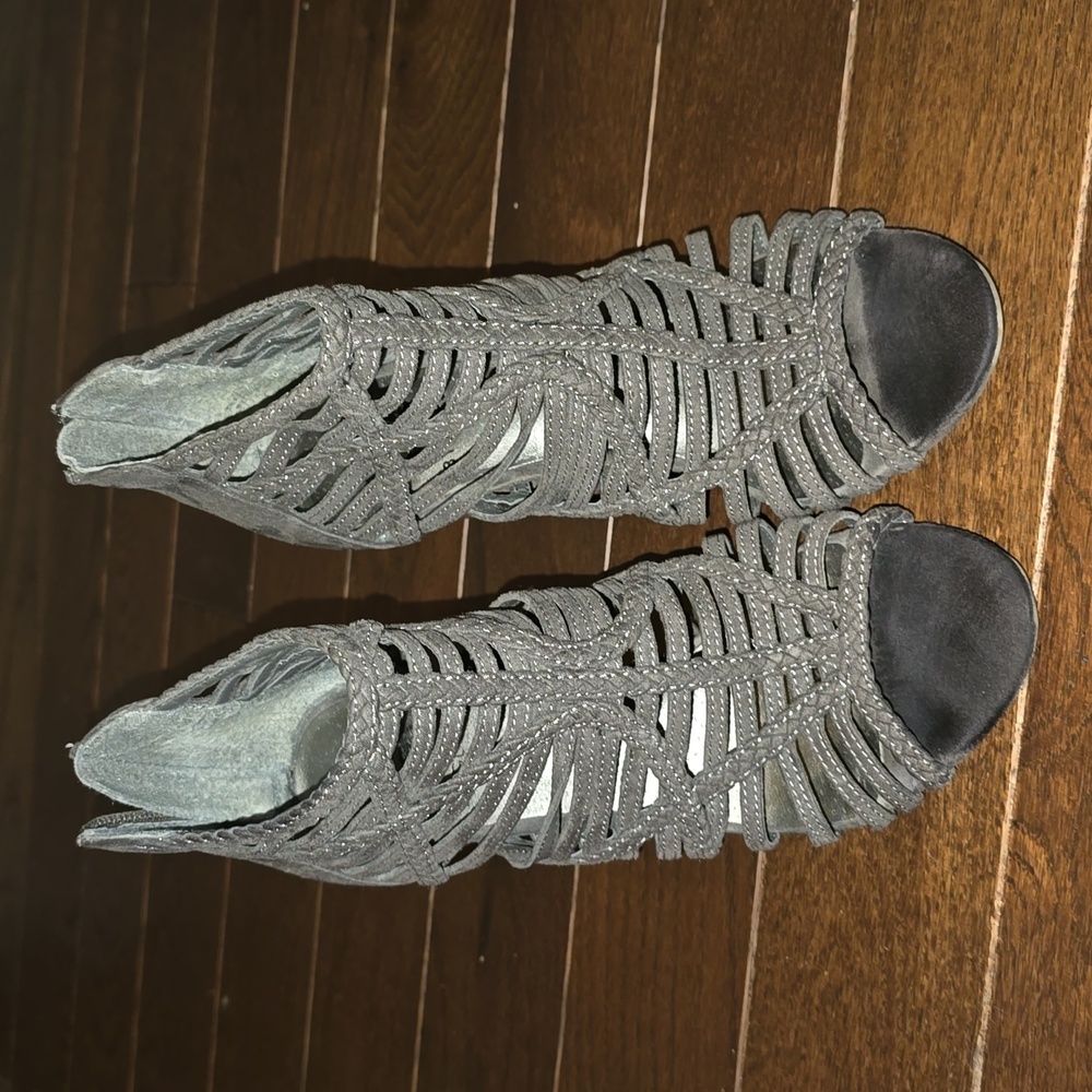 Well-kept High heel open toe sandal Grey suede Zip-back Women's 6.5 M G by Guess